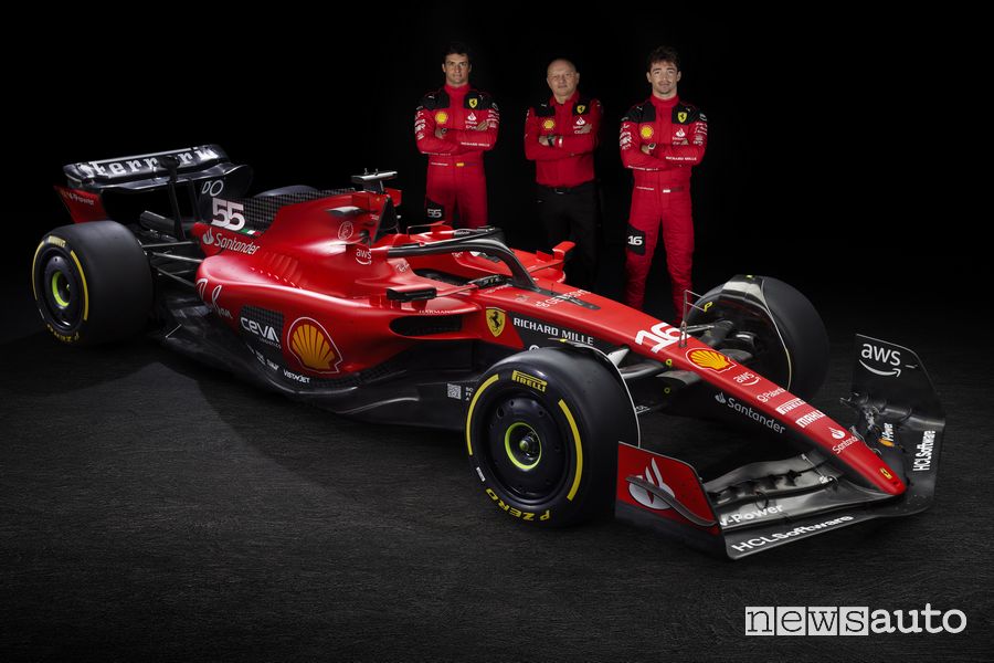 Sainz, Vasseur e Leclerc insieme alla Ferrari SF-23 2023