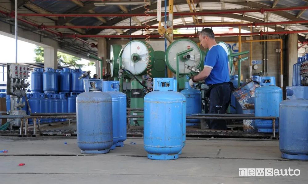 Operazione di ricarica delle bombole GPL con peso del gas inserito