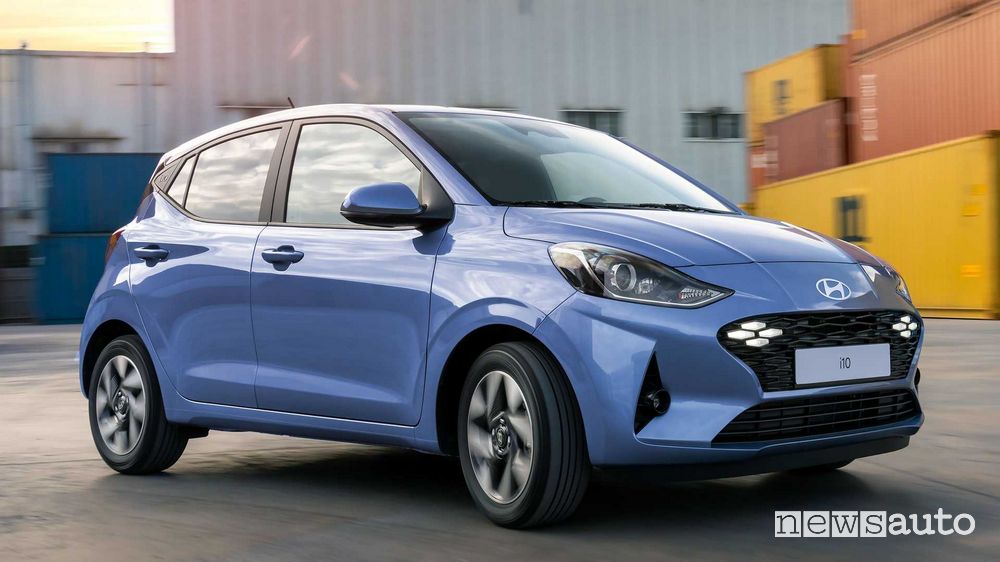 Hyundai i10 2023 su strada, auto economiche sotto i 15.000 euro 