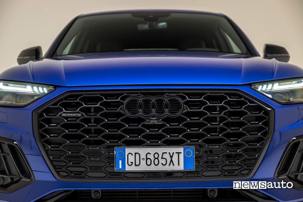 Audi Q5 Sportback Identity Black calandra