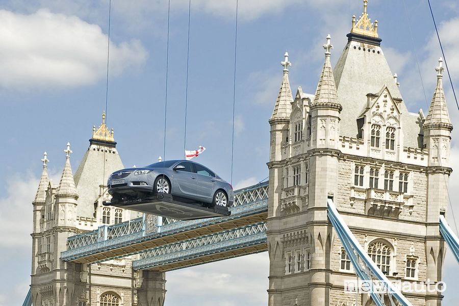 presentazione dell'Opel Insignia nel 2008 al Tower Bridge di Londa