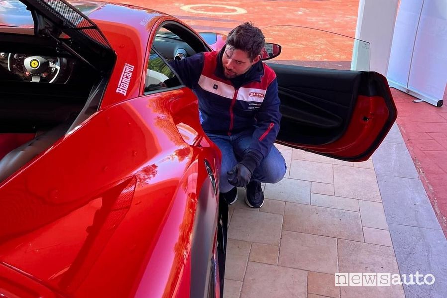 Tecnici Mafra a lavoro sulla Ferrari F8 Tributo di Fabio Barone