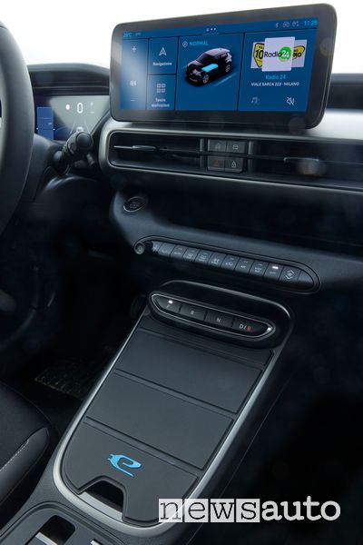 Jeep Avenger display infotainment abitacolo