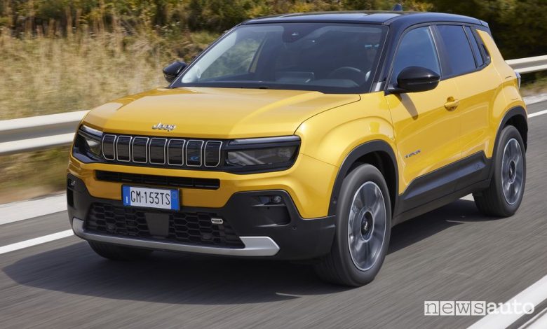 Jeep Avenger 1st Edition anteriore 3/4 su strada