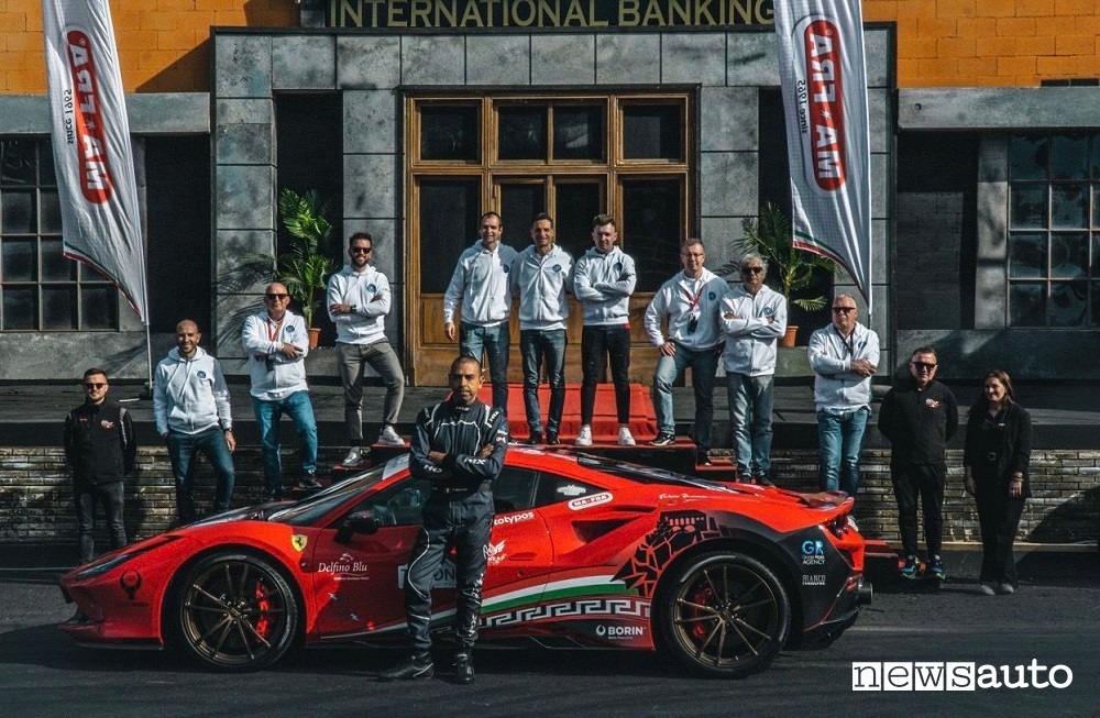 Fabio Barone insieme al suo team e alla Ferrari F8 Tributo con cui tenterà il record in Grecia