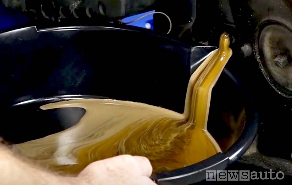 L'acqua nell'olio motore provoca danni alla meccanica
