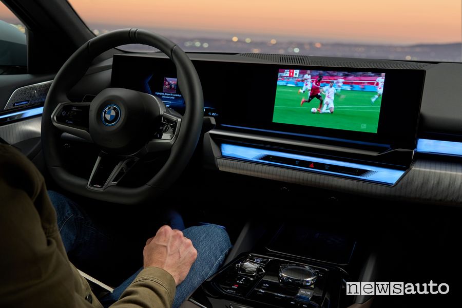 BMW i5 eDrive40 elettrica display partita in streaming