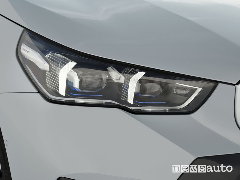 BMW i5 eDrive40 elettrica fari anteriori firma luminosa