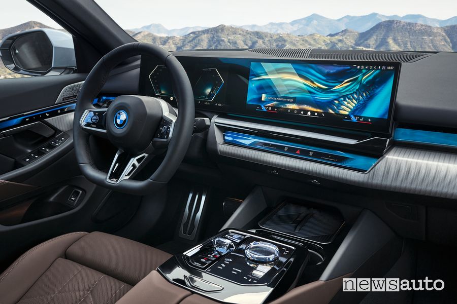 BMW i5 eDrive40 elettrica volante abitacolo