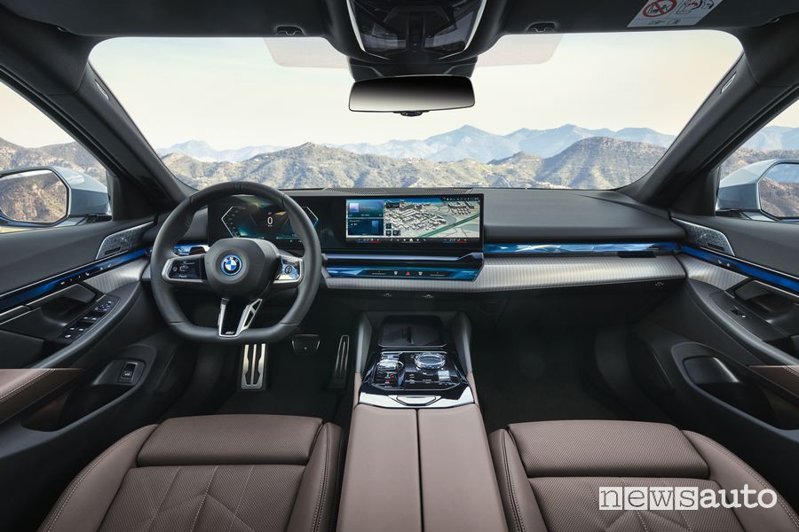 BMW i5 eDrive40 elettrica plancia abitacolo