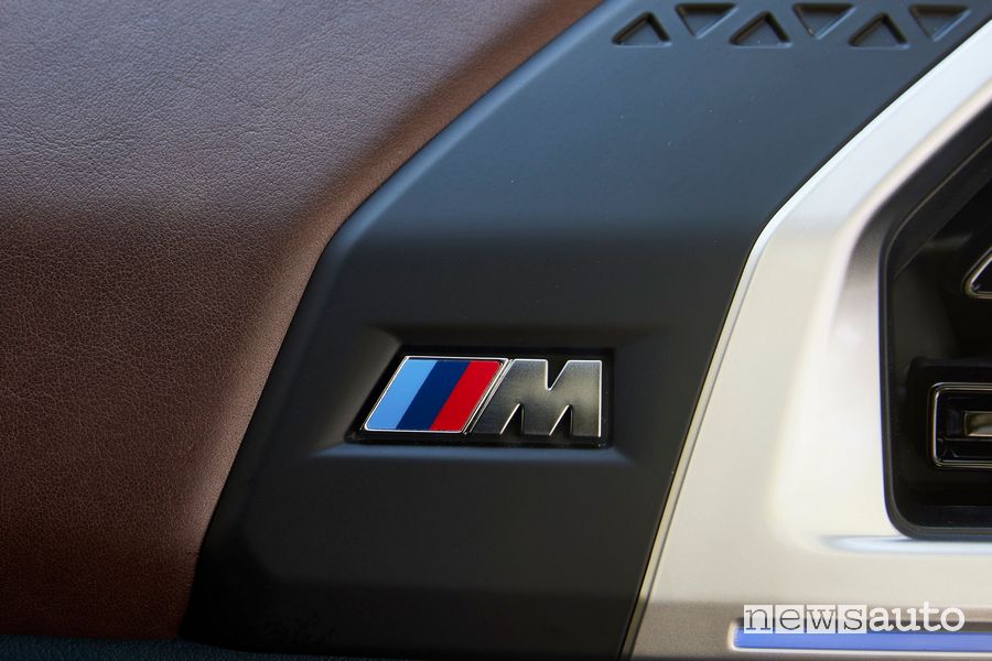 BMW XM logo M abitacolo