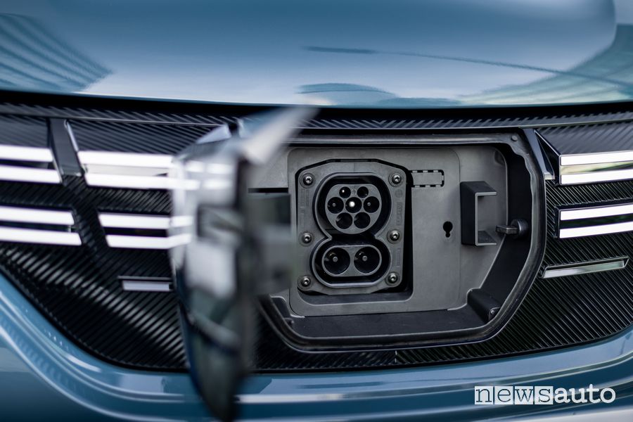 Dacia Spring Extreme vano per la ricarica in AC e DC