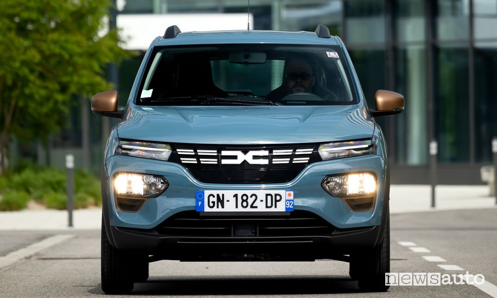 Dacia Spring Extreme frontale su strada