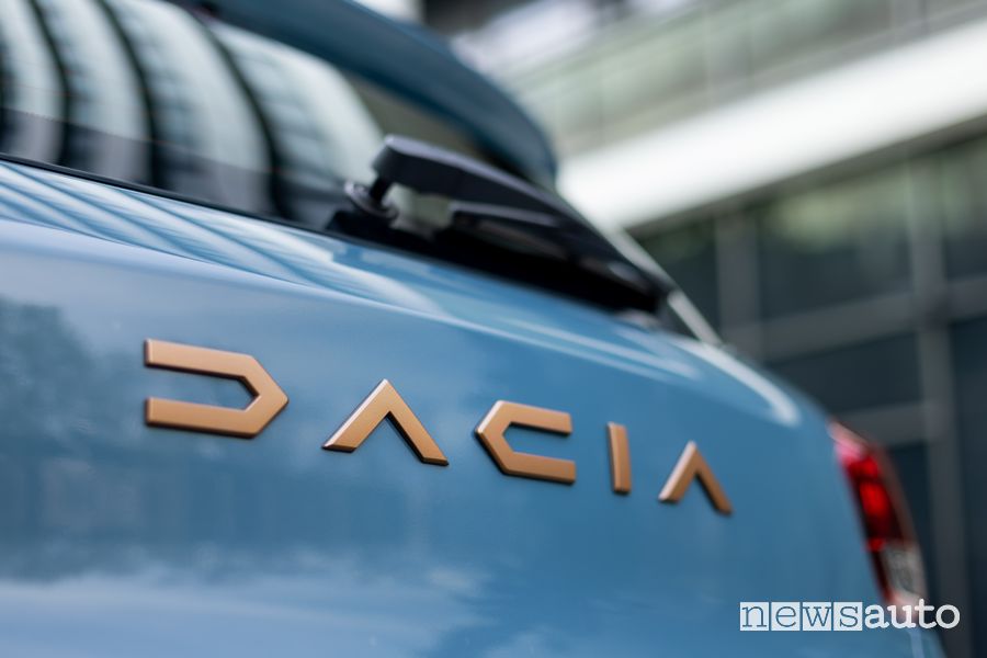 Dacia Spring Extreme logo portellone posteriore