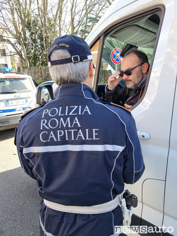 Posto di blocca della Polizia Roma Capitale controlla libretto di circolazione 