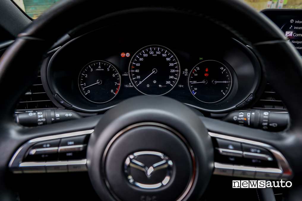 Mazda Mazda3 eSKYACTIV-X 2023 strumentazione