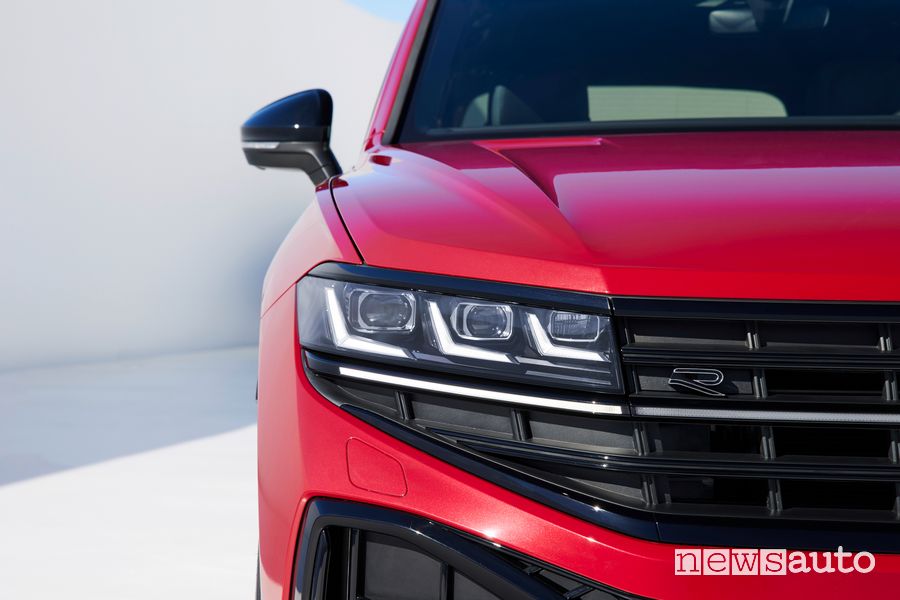 Volkswagen Touareg R-Line fari anteriori firma luminosa
