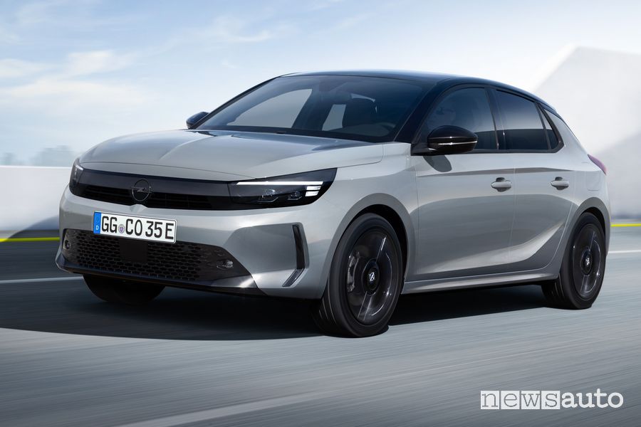 Nuova Opel Corsa Electric 2023 restyling su strada