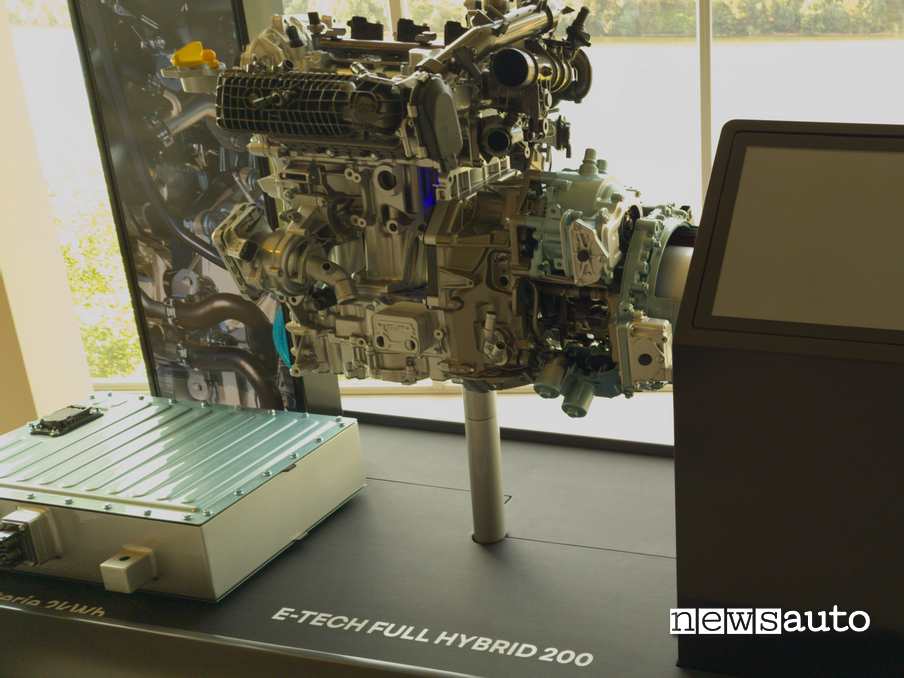 Renault Espace E-Tech motore ibrido e batteria ioni di litio