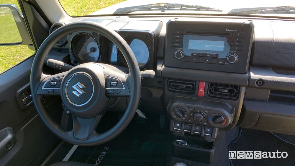 Suzuki Jimny pick-up Z-Mode volante abitacolo