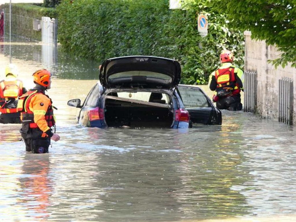 L'acqua provoca danni seri ad un auto, i rischi sull'auto elettrica o ibrida