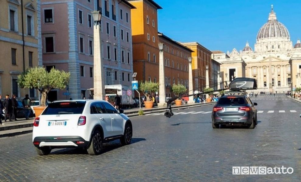 Nuova Fiat 600 in Via della Conciliazione a Roma