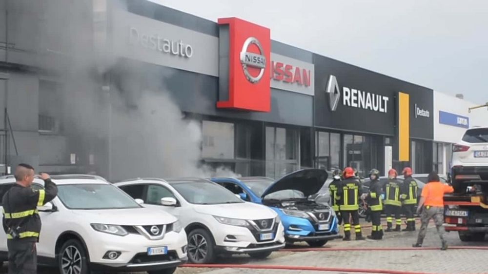 Incendio di auto elettrica nel piazzale di un concessionario Renault di Ravenna, rischi sull'auto elettrica