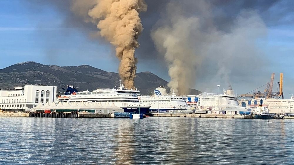 La nave Superba in fiamme, l'incendio è avvenuto il 14 gennaio 2023 nel porto di Palermo