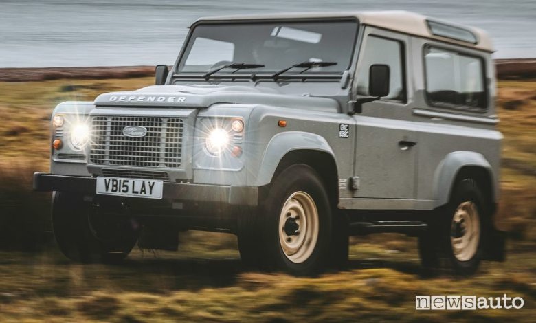Land Rover Defender Works V8 Islay Edition in movimento