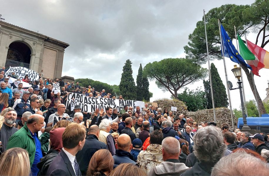 Striscioni di protesta al Campidoglio contro la ZTL Fascia Verde a Roma