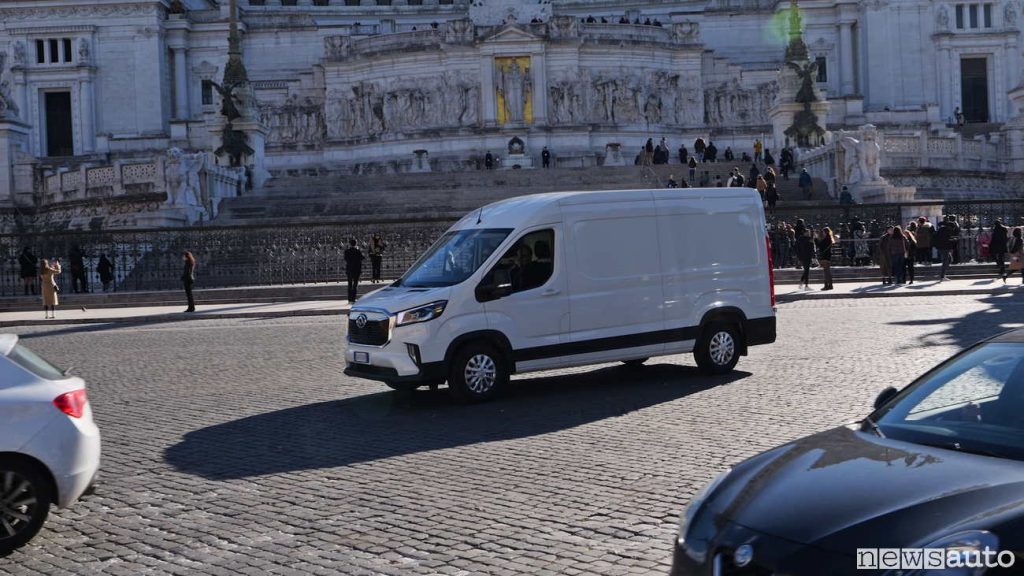 Un passaggio del furgone davanti all'altare della patria a piaza venezia a roma