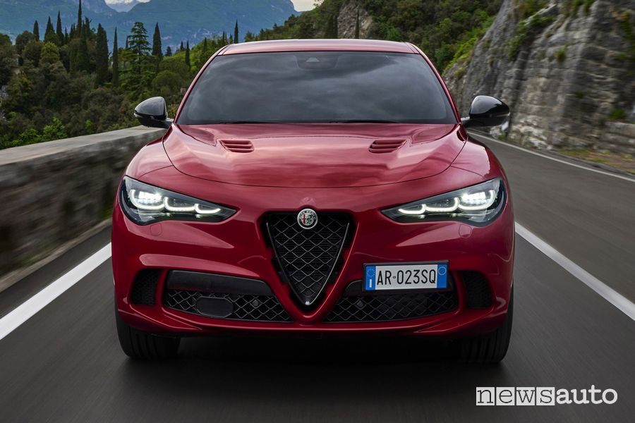 Alfa Romeo Stelvio Quadrifoglio frontale su strada