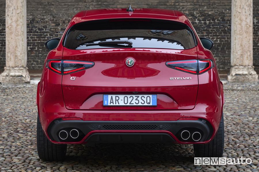 Alfa Romeo Stelvio Quadrifoglio 2023 posteriore