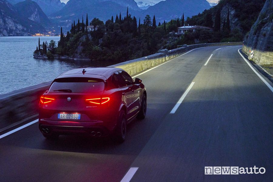 Alfa Romeo Stelvio Quadrifoglio illuminazione fari Full-LED Matrix adattivi