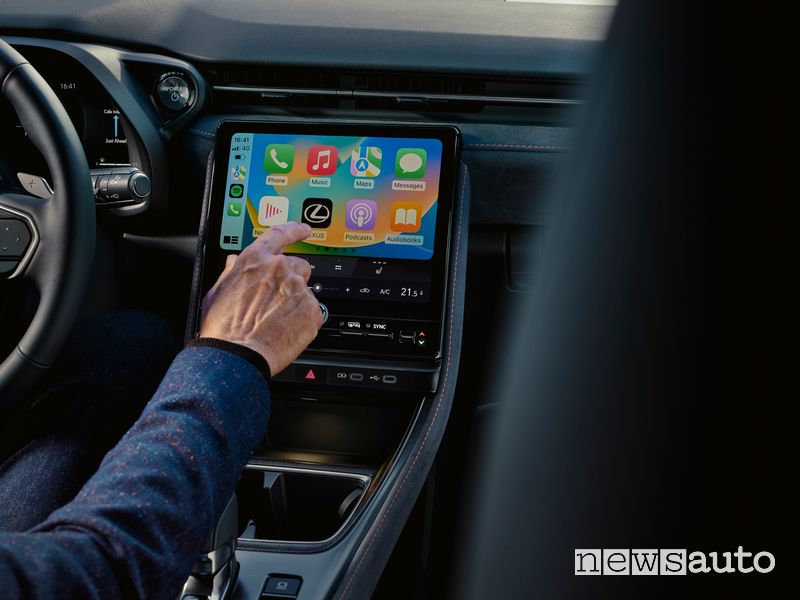 Nuova Lexus LBX Cool display infotainment con Apple CarPlay
