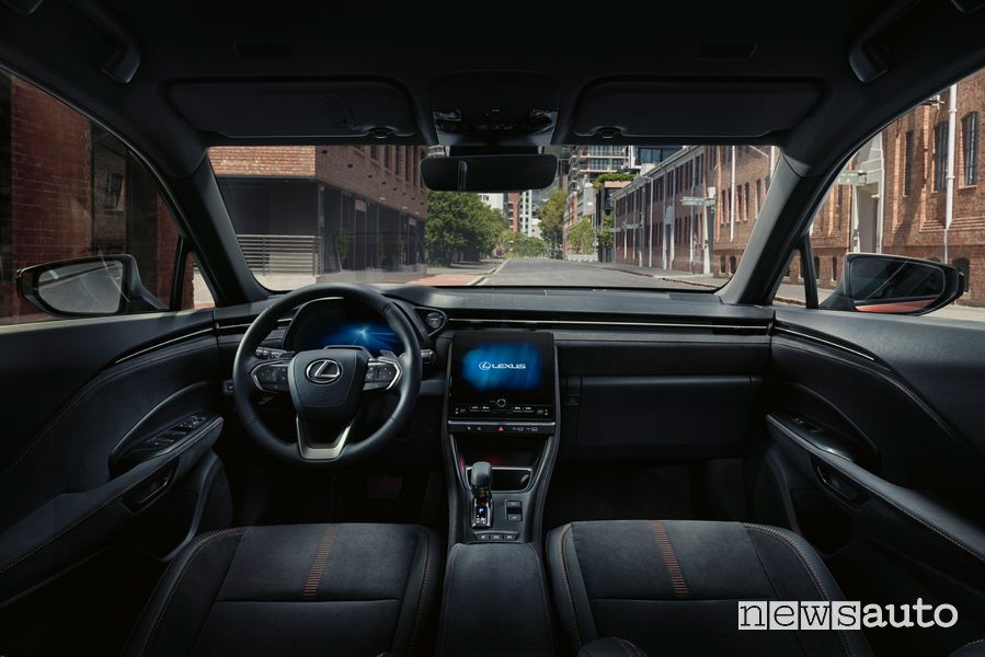Nuova Lexus LBX Cool plancia abitacolo