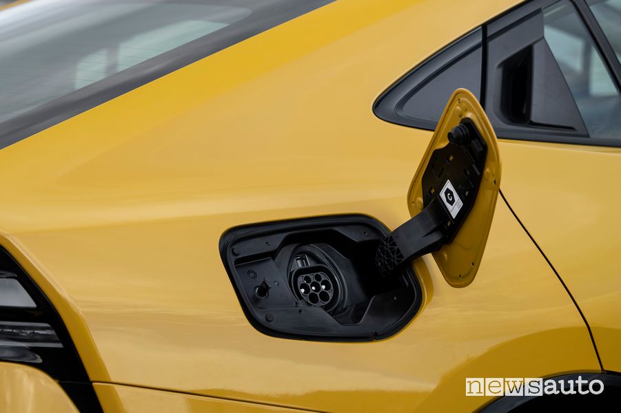 Toyota Prius Plug-in Hybrid-Electric vano per la ricarica elettrica