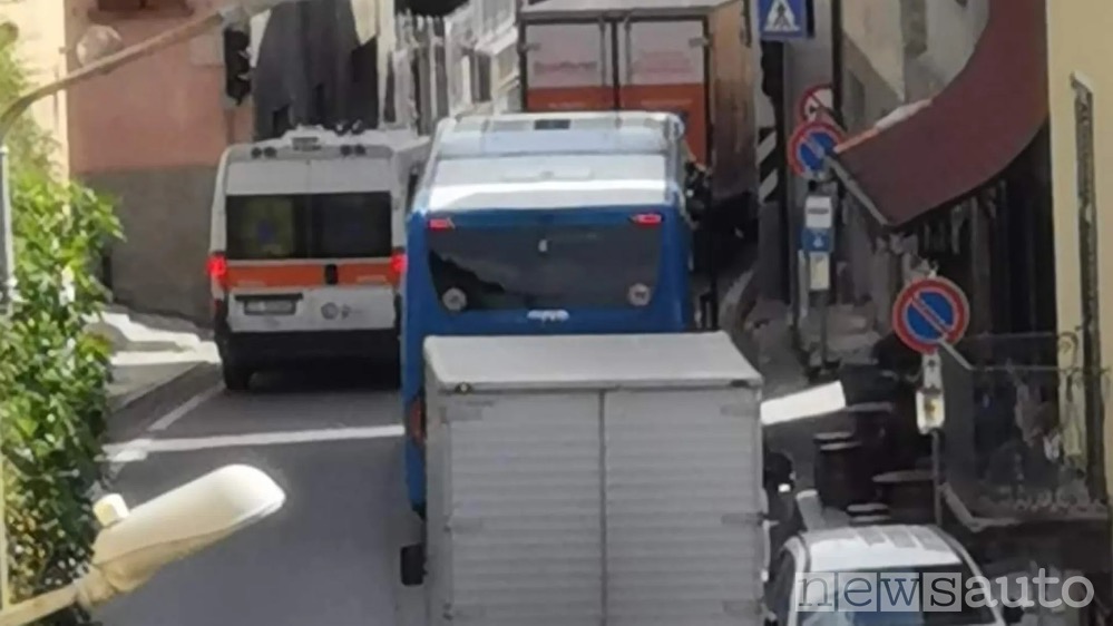 ambulanza nel traffico e strade strette
