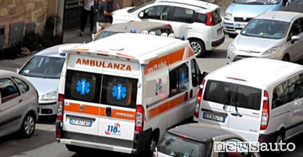 ambulanza nel traffico, In caso di persone ferite chiamare immediatamente il 118
