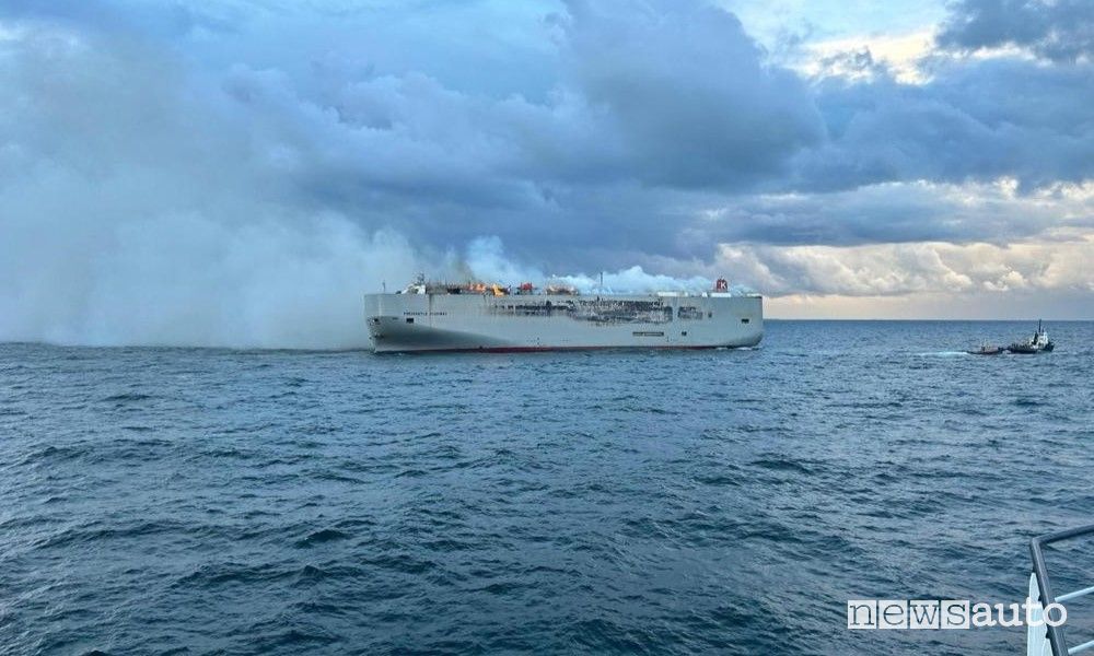 Incendio nave con auto elettriche a bordo