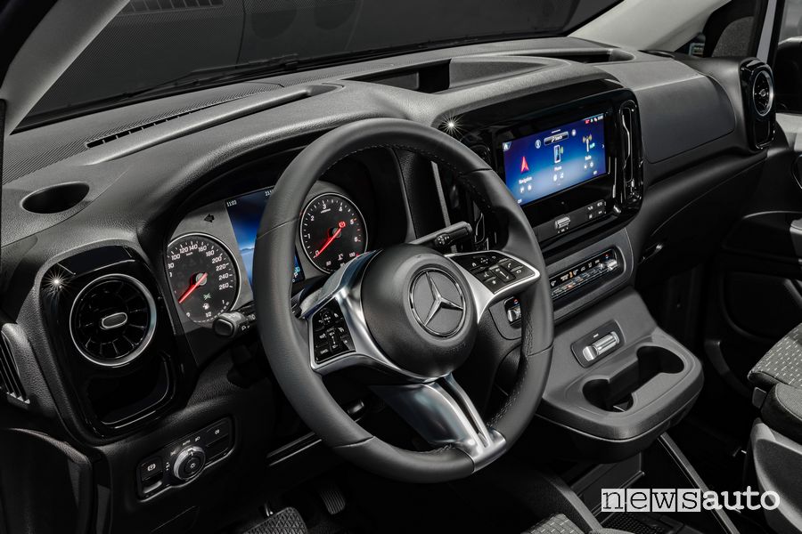 Nuovo Mercedes Vito volante abitacolo