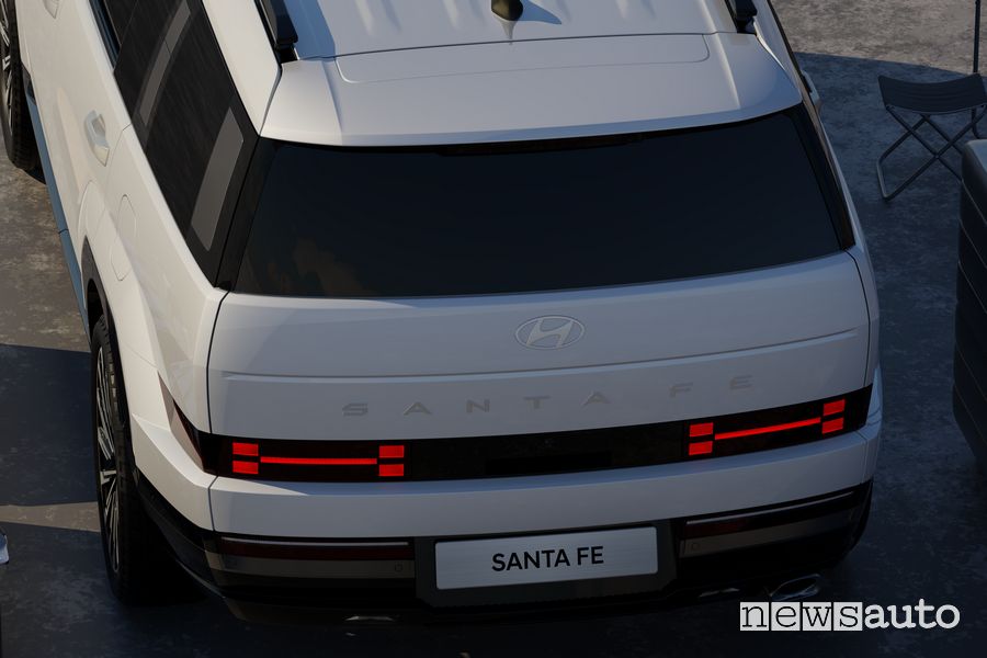 Nuova Hyundai Santa Fe portellone e firma luminosa posteriore