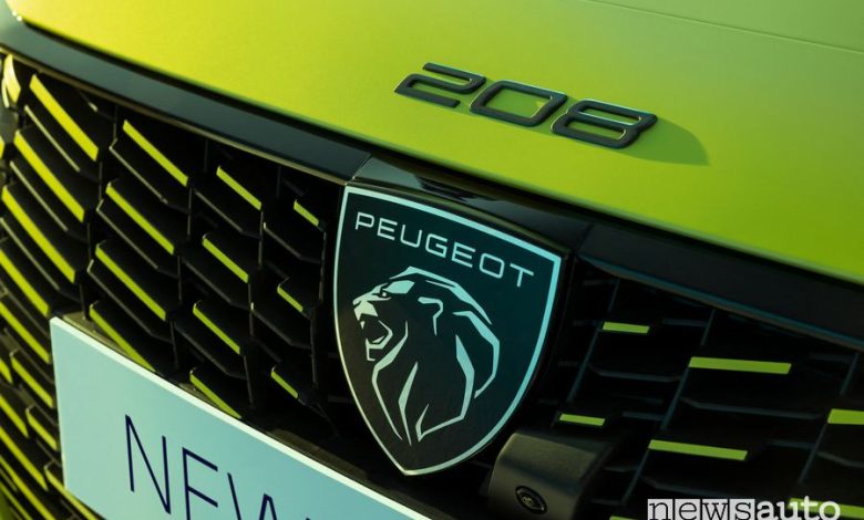 Nuova Peugeot e-208 GT logo Leone griglia anteriore
