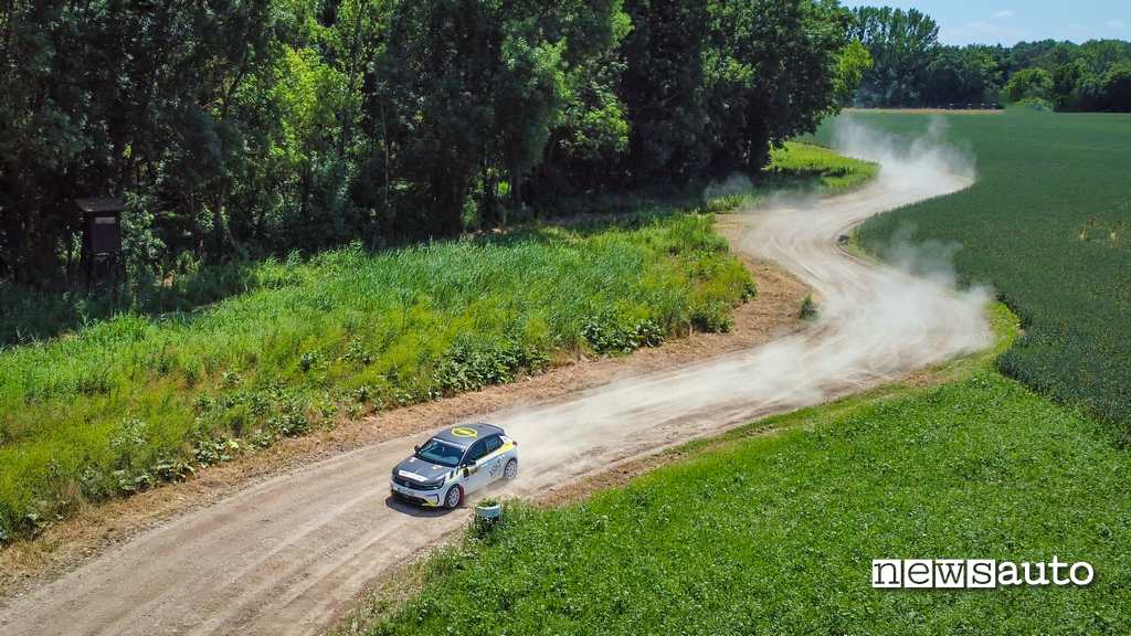 Opel Corsa-e Rally in prova nel circuito sterrato