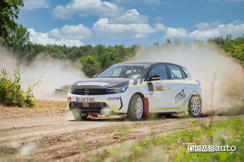Opel Corsa-e Rally curva di traverso