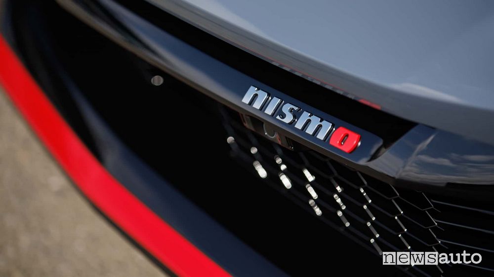 Nissan Z Nismo badge calandra anteriore