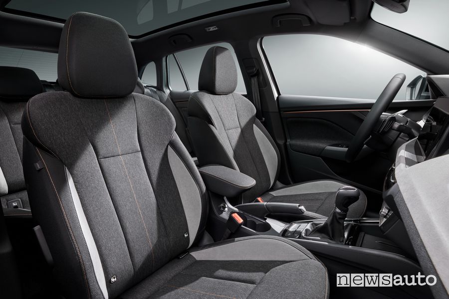 Nuova Skoda Scala sedili anteriori abitacolo