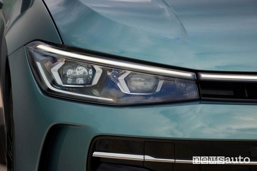 Nuova Volkswagen Passat Variant faro anteriore firma luminosa