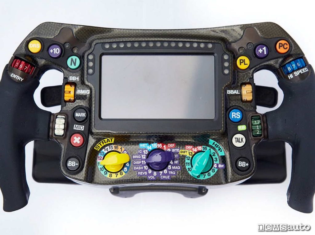 Il pulsante per azionare il DRS è quello in alto a sinistra di colore giallo, sul volante della AMG-Mercedes F1