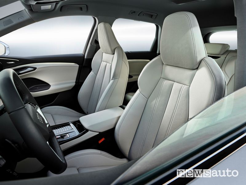 Audi Q6 e-tron sedili anteriori abitacolo